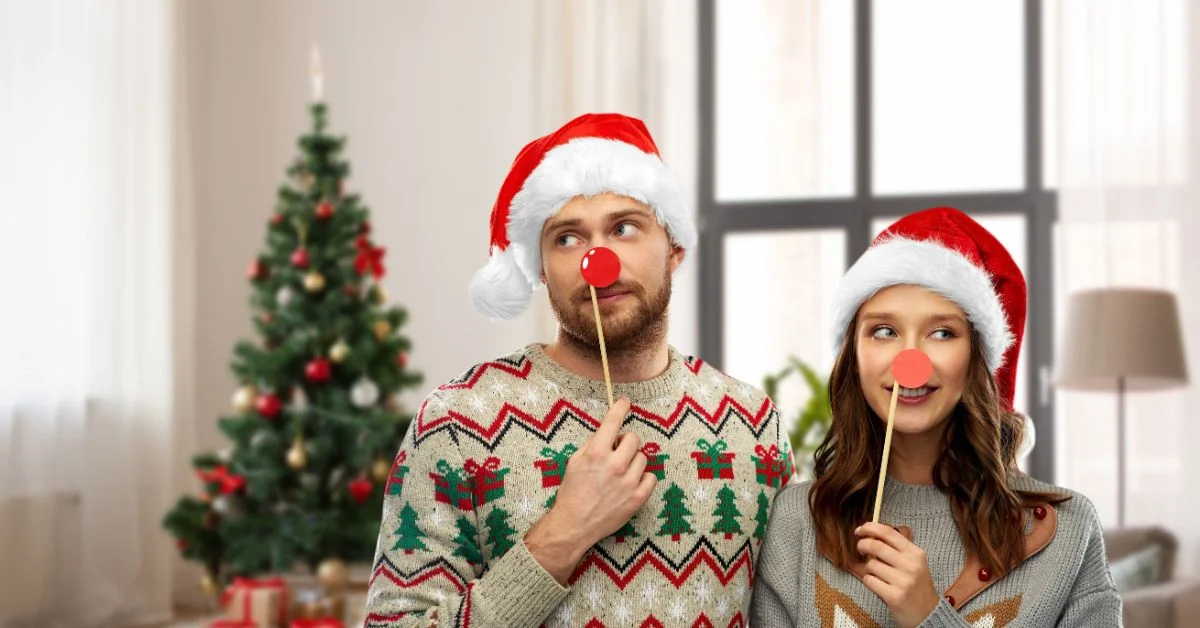 Par i julesweatere med klovnenæse